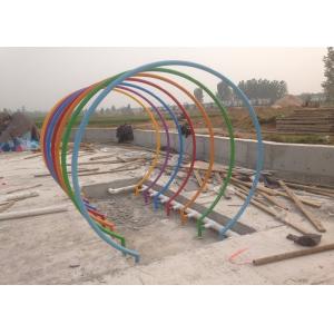 Дети круга радуги парка брызг воды мочат парк выплеска воды спортивной площадки красочный