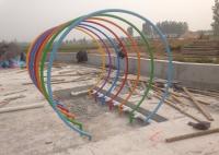 Les enfants de cercle d'arc-en-ciel de parc de jet d'eau arrosent le parc coloré d'éclaboussure de l'eau de terrain de jeu