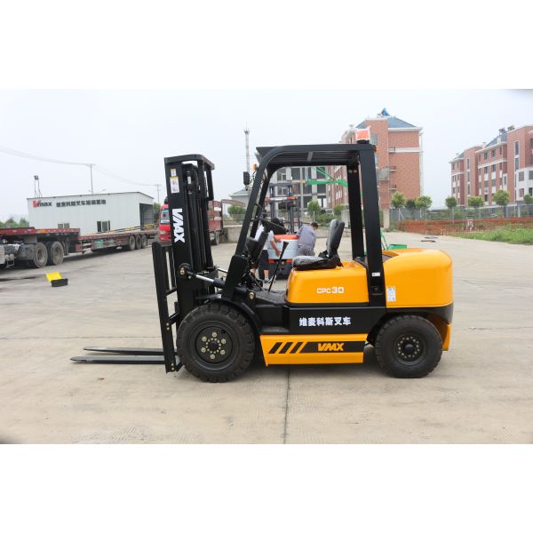 Manual Transmission Four Wheel Drive Forklift / Heavy Duty Forklift 125mm Fork Width