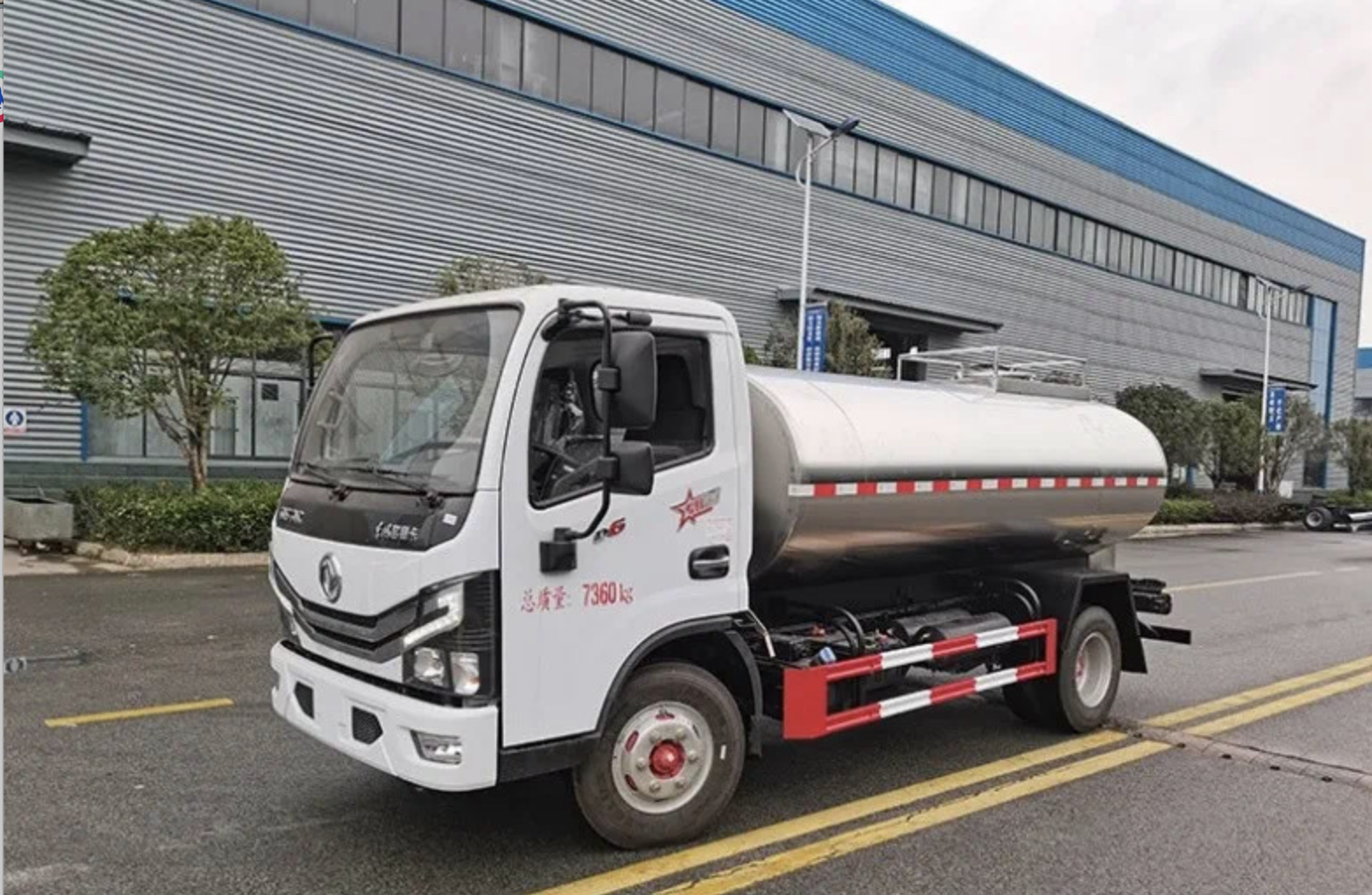 Cheapest  4*2  5000 Liters Milk Tanker Truck With Stainless Steel Material