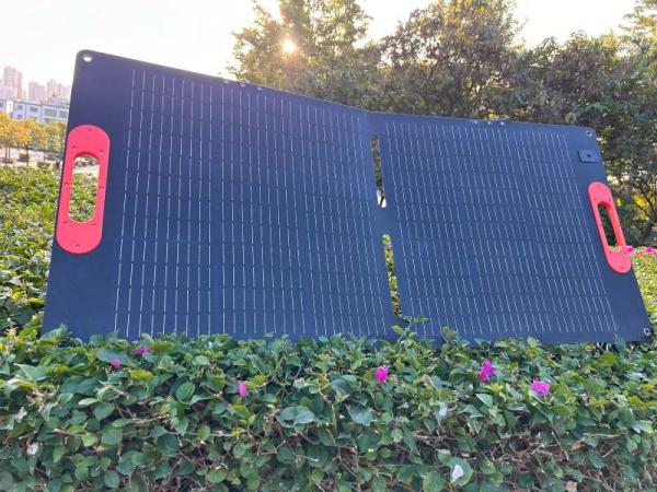 Chargeur de panneau solaire pliable étanche à l'eau 23,5% d'efficacité IP65 résistant aux intempéries