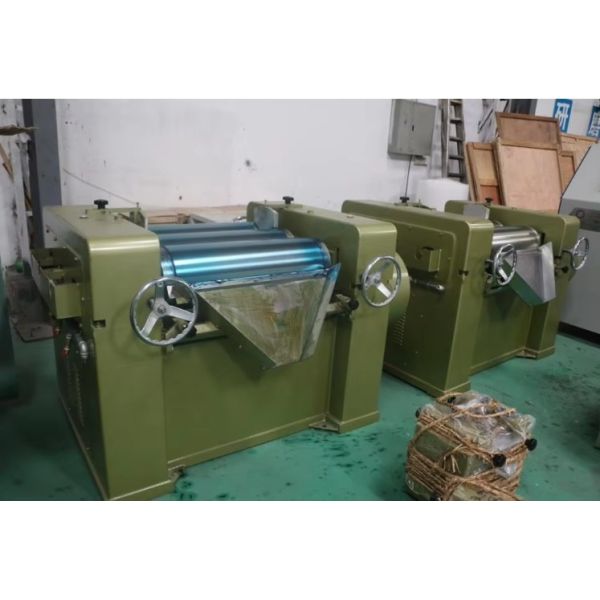 7.5kw 3 Roll Milling Machine / Triple Roll Mill For Printing Ink 695mm Rollers length