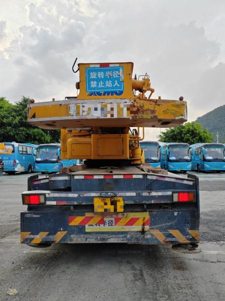 Équipement de levage de grue hydraulique mobile pliable de 50 tonnes monté sur un camion
