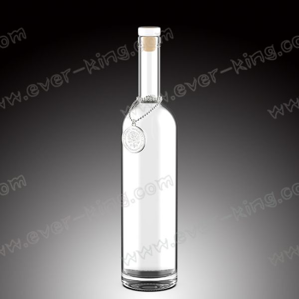 Алюминиевая бутылка водки серебра металла обозначает выбивать