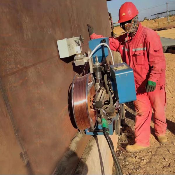 Automatic SAW welding carriage with a submerged arc welding wire feeder
