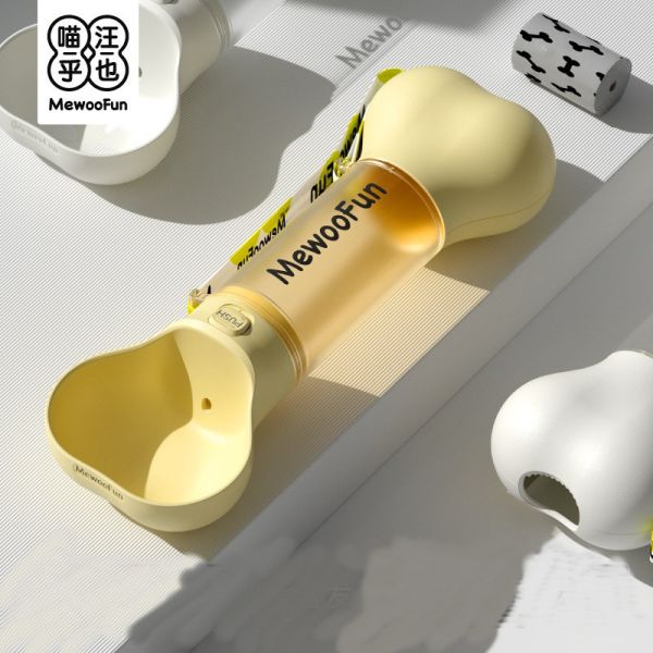 Собаки идут вне питьевая вода любимца Tableware чайника собаки чашки воды портативная сопровождая чашку на открытом воздухе