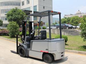 Hauteur maximum adaptée aux besoins du client par chariot élévateur à piles à