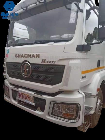 Durable And Reliable Shacman H3000 Tractor Head 4X2 pulling tractor trailer