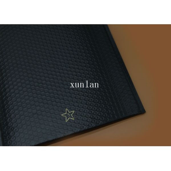 Ningunos anuncios publicitarios polivinílicos de envío de la burbuja del descoloramiento, bolsos de burbuja negros planos del correo de la ropa