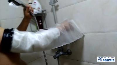 As crianças armam completamente o saco sem fôlego moldado impermeável do molde do cuidado da tampa para o chuveiro
