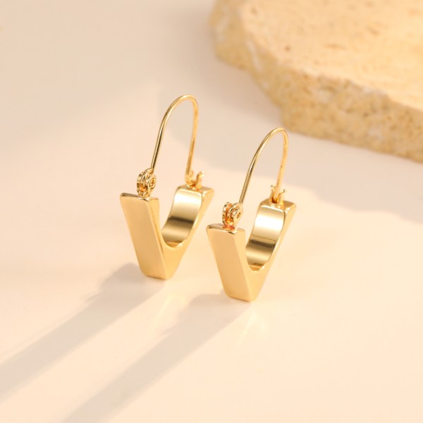 Fashion Light Luxury Earring for Women Pentagonal Geometric Shaped Ear Hooks French Retro Gold Plated Earrings Wholesale