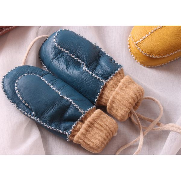 Самой теплой зашитые рукой Миттенс овчины младенца с светом - розовым тумаком