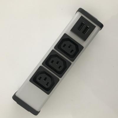 3 soquetes elétricos da extensão das tomadas do IEC C13 com porta usb dobro