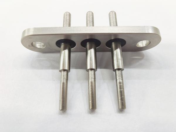 Electroless Nickel Plating Single Seal Terminals 30A 600V Temp Resistance Terminal Fixation Bolts