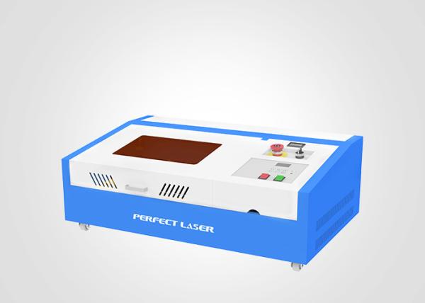 Área de trabalho 300*200mm CO2 40W Pequena máquina de gravação a laser de carimbo de borracha