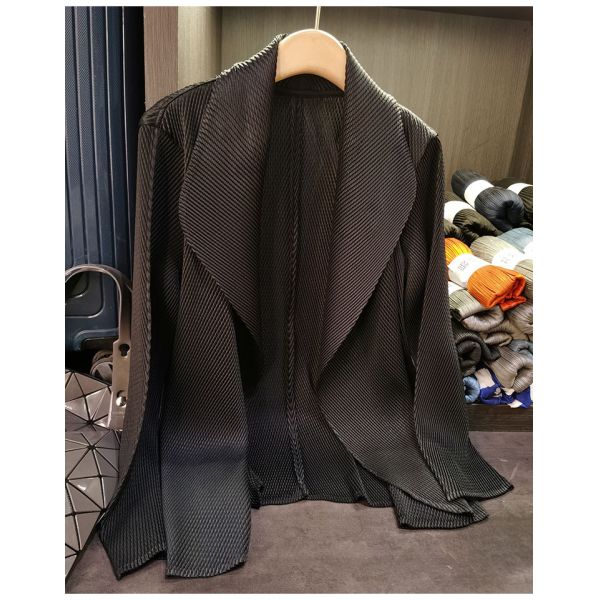 Spring 2025 Women's Solid Color Lapel Long Sleeved Pleated Women's Long Coat