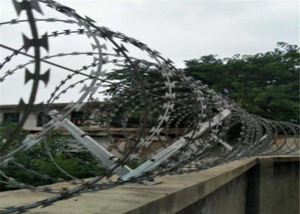 Galvanized V Shape Barbed Wire Extension Arm Six Strands For Security Fence