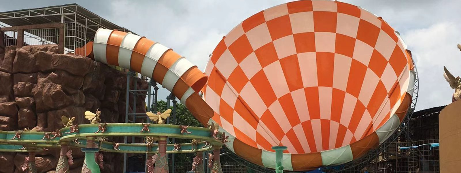 Giant Tornado Funnel Water Slide with 4-Person Raft for High Capacity 720 Riders/Hour and GB/T 18168 & GB8408 Certified