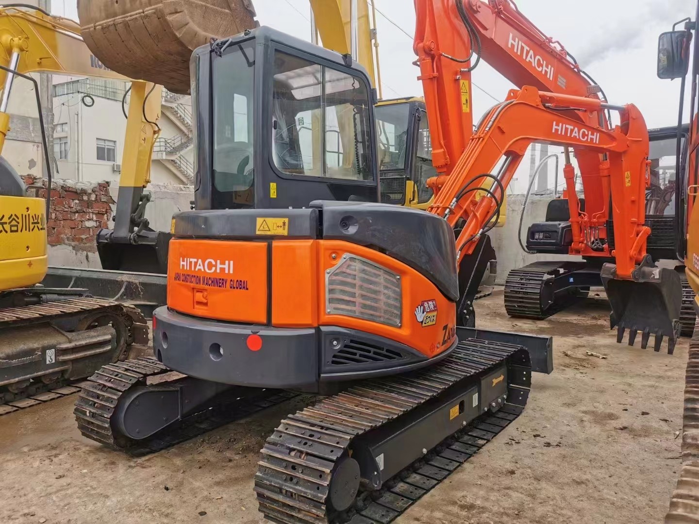 Подержанный экскаватор Hitachi ZX50U хорошего качества и доступной цены