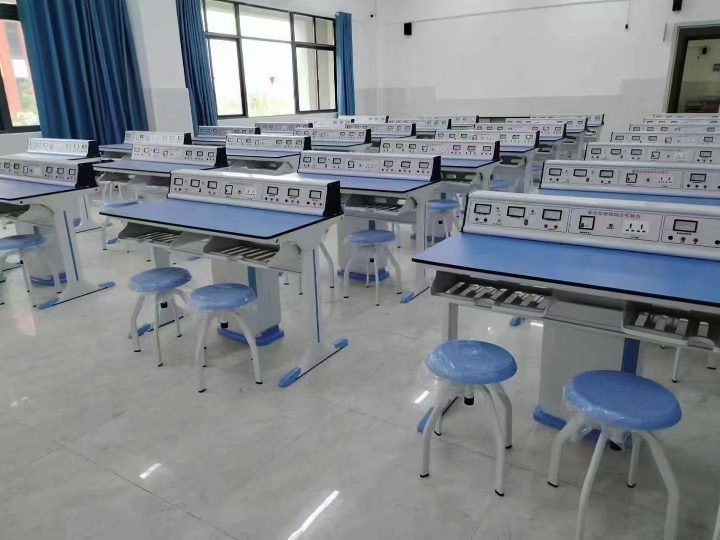 Durable Educational Laboratory Furniture Ergonomic University Desk And Chair Versatile