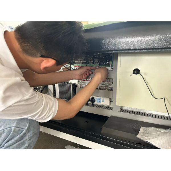Raytools Laser Head Metal Stainless Steel Tube and Iron Sheet Automatic Closed Fiber Laser Cutting Machine