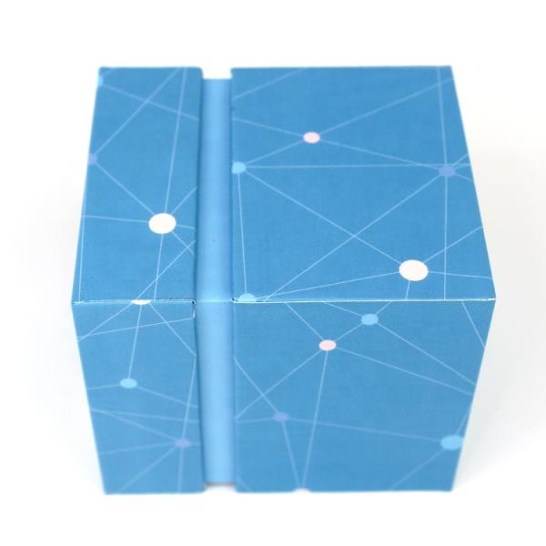 Boîte cadeau personnalisée en carton recyclable avec couvercle et motif en relief