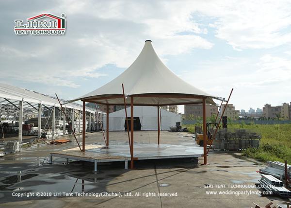 Telhado do pico alto das barracas de Glamping do hotel exterior e estrutura brancos luxuosos do alumínio