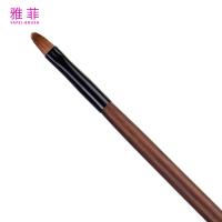 Pinceau de maquillage de détail unique à lèvre de marque privée avec manche en bois et poils de martre Kolinsky T23, tendance