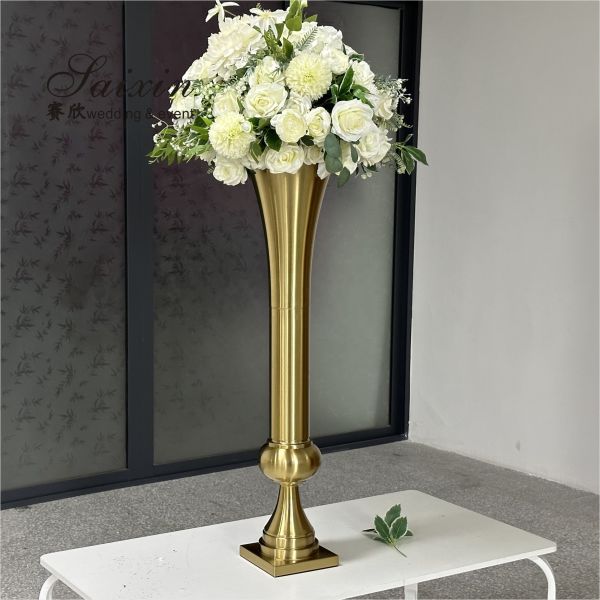 ZT-535 Saixin triangle gold metal flower stand for wedding table centerpieces