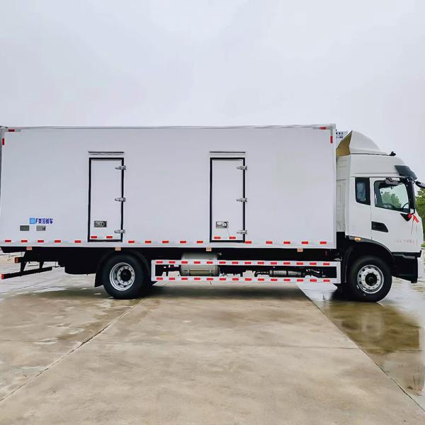 Seafood and Live Fish Transport Truck 6-meter-8 Dongfeng Diesel Fuel Type Box Dimensions L x W x H mm 6800*2400*2500 mm