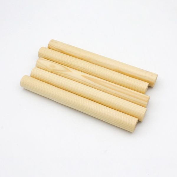 Une planche de bois de pin pour les accessoires de produits.