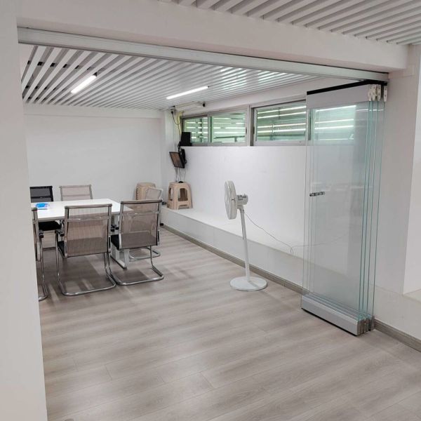 Customized Waterproof Aluminum Folding Door with 2.0mm Profile Thickness and 10 Years Warranty