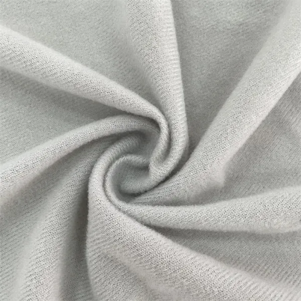 Простая вязаная 100% полиэстерная бархатная ткань 105-180 гр. В ширину 145-155 см.