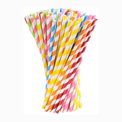 A favor do meio ambiente descartável de papel das palhas bebendo da listra do arco-íris