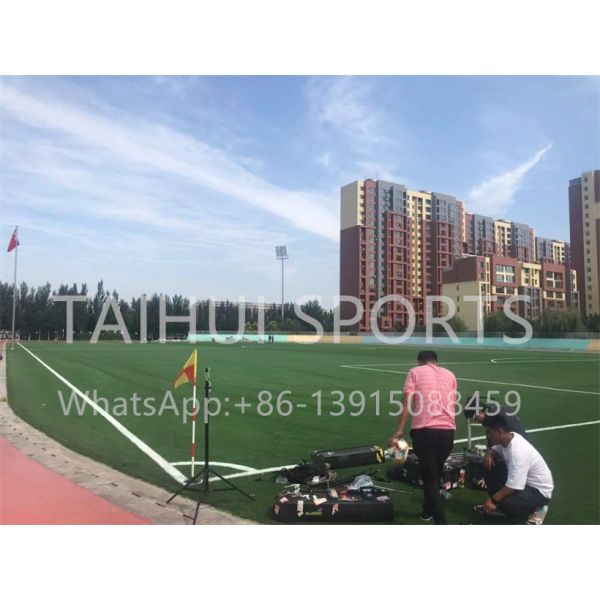 Зеленый травяной резиновый наполнитель 1,3 г/см3 Ультрафиолетоустойчивый для спортивных полей с искусственной травой