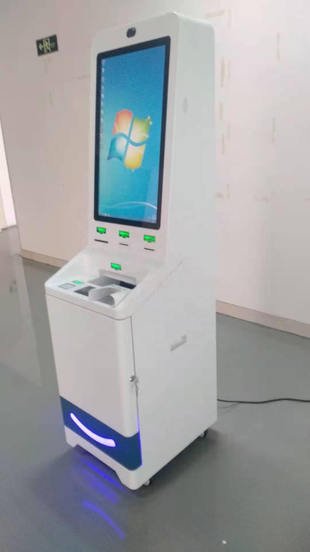 Анти- банк ATM вандала подвергает терпеливый киоск механической обработке обслуживания собственной личности для больницы