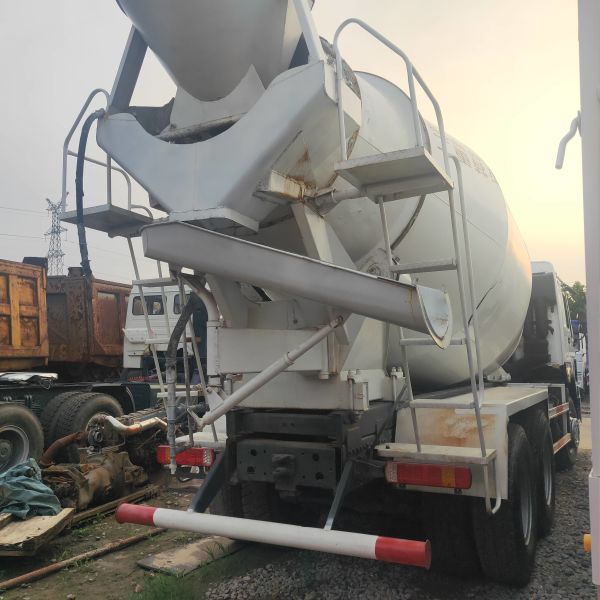 Sinotruck Used Mixer Truck Concrete Mixing Vehicle HOWO 380hp 6x4 8x4