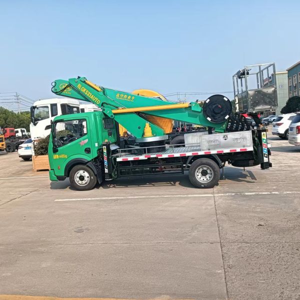 Camión de Operación en Altura DongFeng con Chasis de 50m, 6 Secciones Retráctiles, Plataforma Aérea para 3 Personas