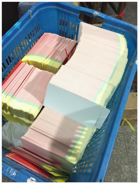 O hardware da porta parte o material da caixa de cartão de papel da dobradiça 400g da embalagem da bolha para o mercado super