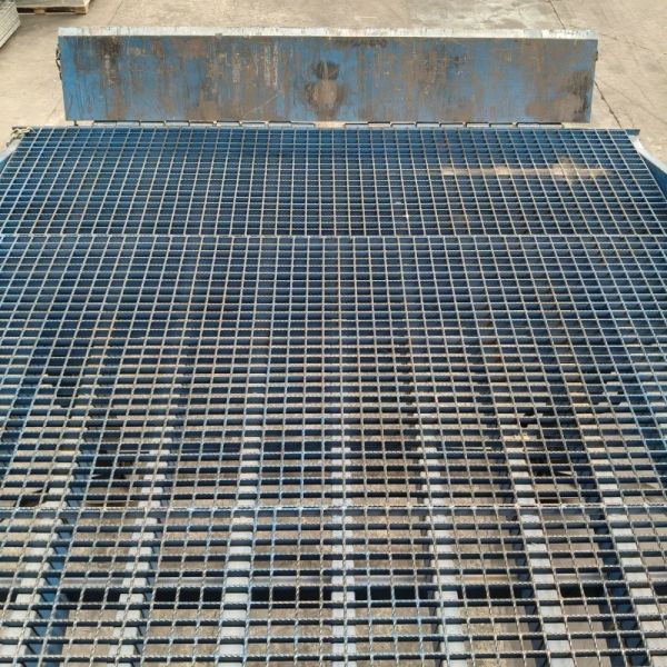 38mm I-Bar Flat Steel Grating Slip-Resistant and Anti-Skid for Enhanced Workplace Safety
