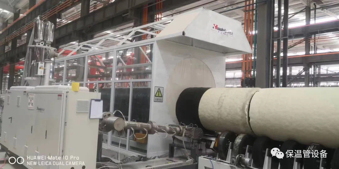 Префабрикованный полиуретановый опрыскивающий изолятор HDPE обмотка защитный куртка непосредственно закопанная стальная труба машина автоматическая