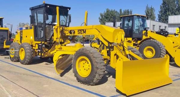 SEM 922F 自動車グレーダー フロントドーザーとリアリッパー
