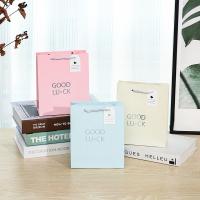 Sacs-cadeaux en papier écologiques avec poignées de corde pour vêtements