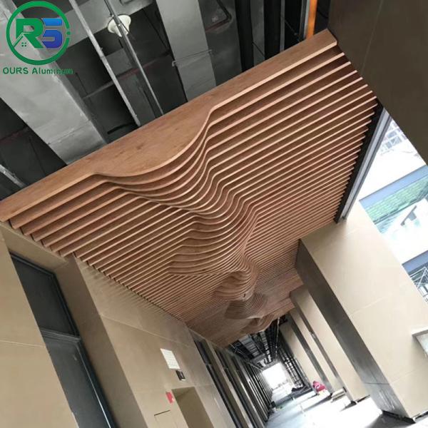 Plafond en métal suspendu linéaire écologique de 0,9 mm Plafond en aluminium blanc
