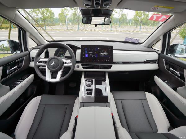 520km Range Mitsubishi AIRTREK Chinese Electric Car 4 Four Wheel Car Vehicle Length x width x height mm 4630*1920*1728