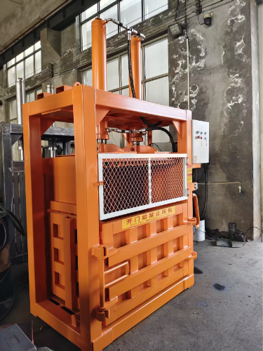 Small Recycling Baler Machine Compact Spaces 500-2000 Kg/Hour