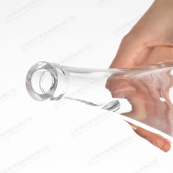 Whiskey Vinho Gin Garrafa de vidro 500 ml com o logotipo do cliente aceitável Feito de vidro