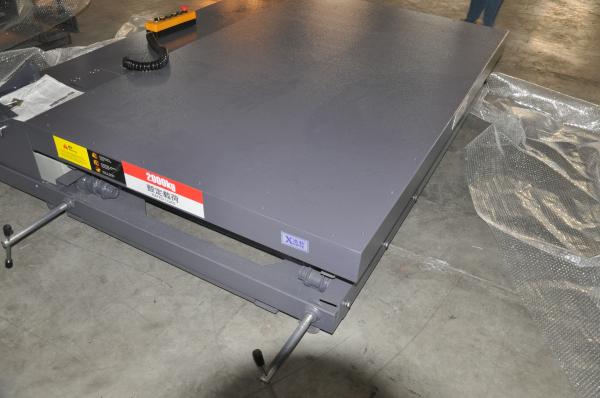 L'atelier a appliqué la table élévatrice mobile de cargaison de rail de guide avec le chargement 2000Kg et commandée par l'électricité