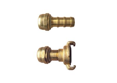 Os bocais de pulverizador de bronze molhando da água do jardim abrem/próximo girando a cabeça