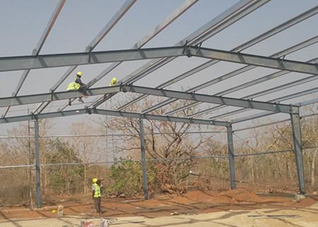 O projeto de pouco peso do armazém da construção de aço fabrica com carga de vento de 90km/H
